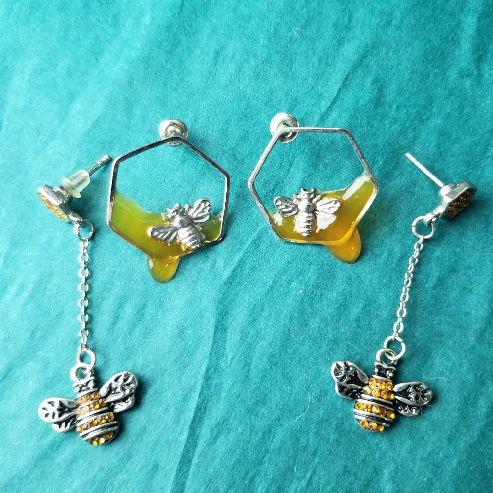 2/10$ Lot of 2 bee earrings with yellow accents